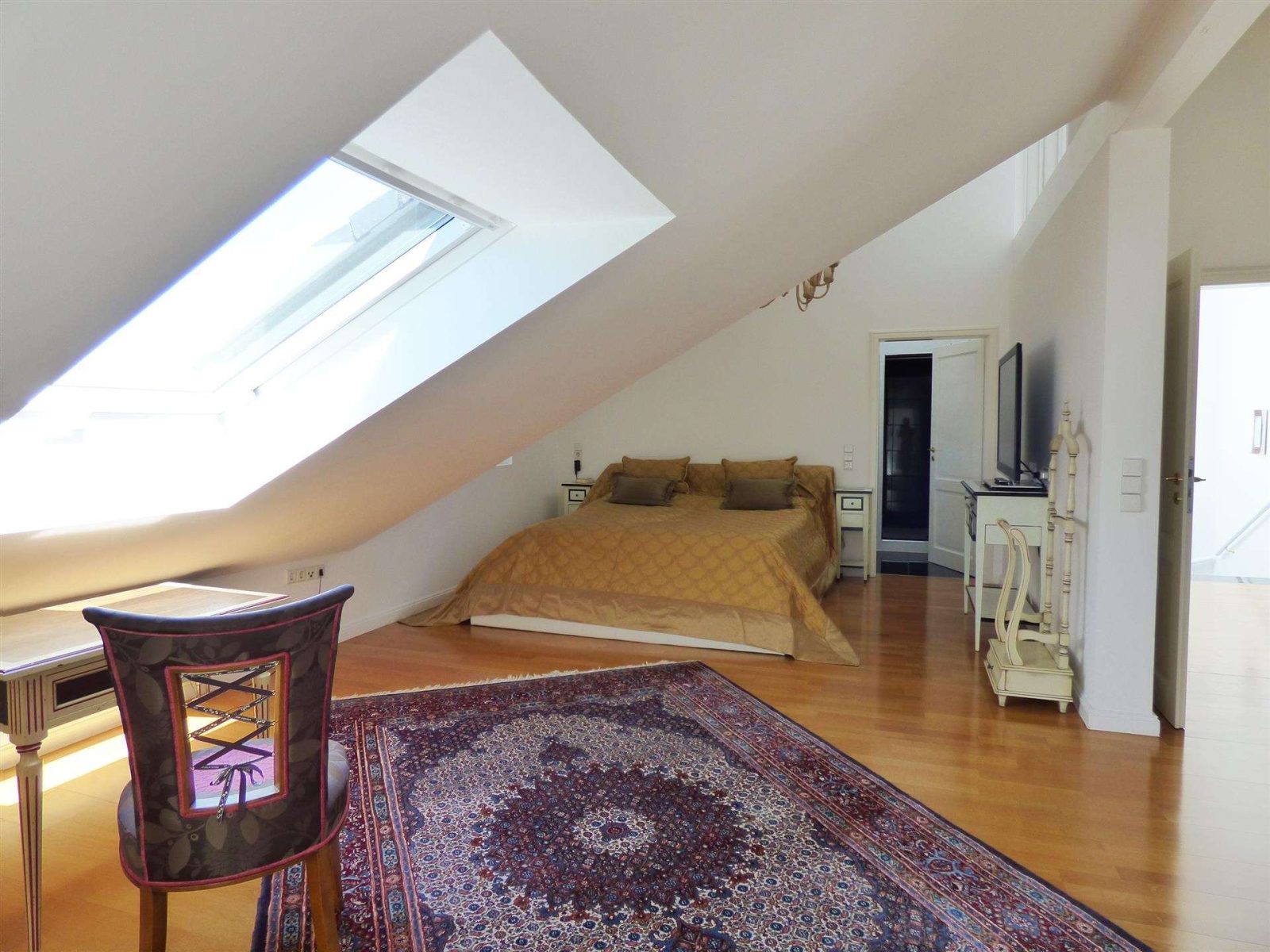 Traumhaftes EFH mit ELW in begehrter Aussichtslage — Schlafzimmer