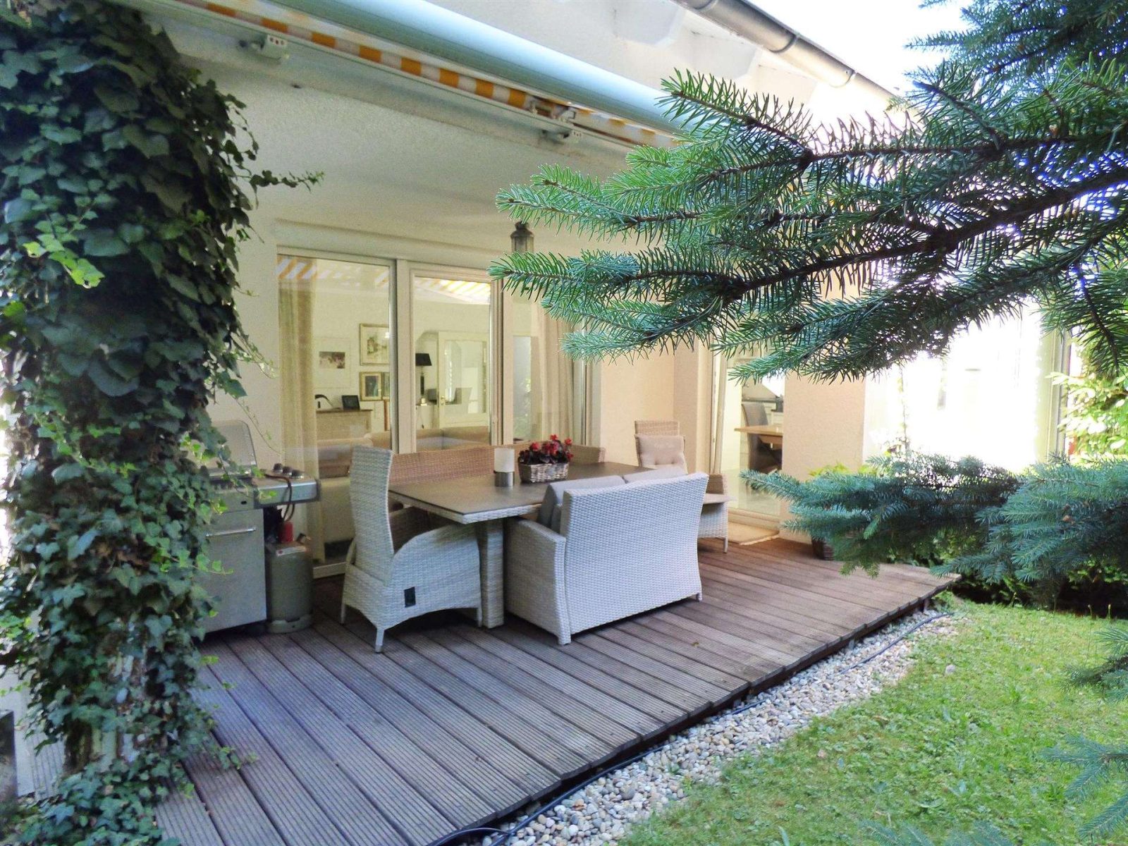 Traumhaftes EFH mit ELW in begehrter Aussichtslage — Terrasse
