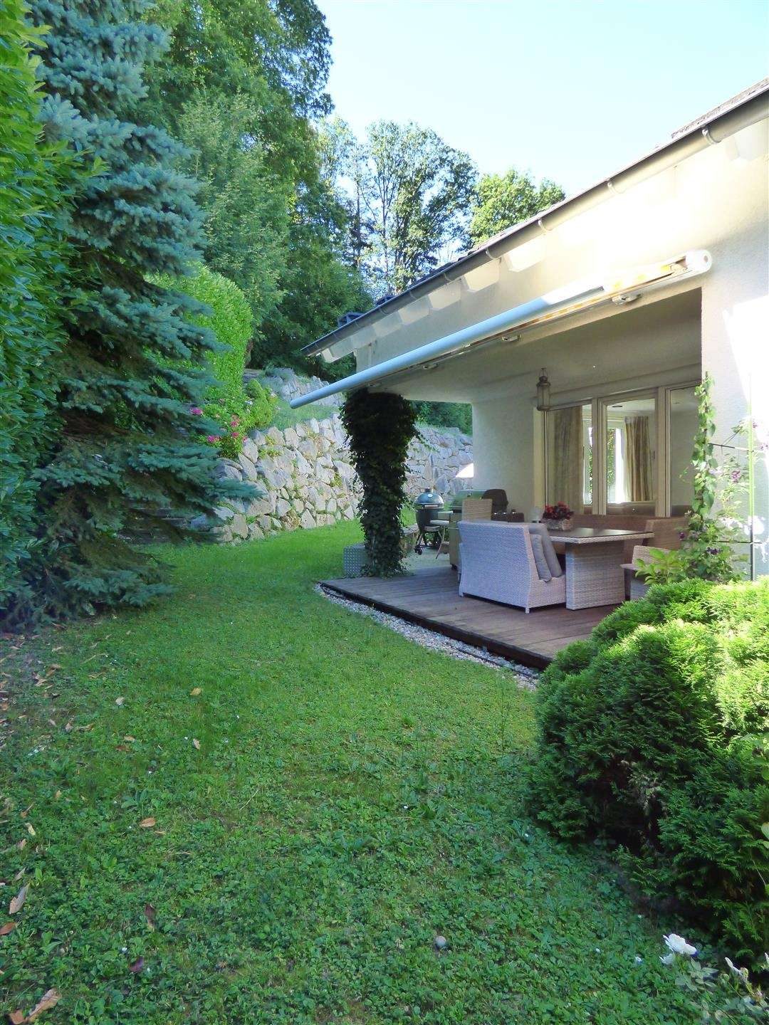 Traumhaftes EFH mit ELW in begehrter Aussichtslage — Garten