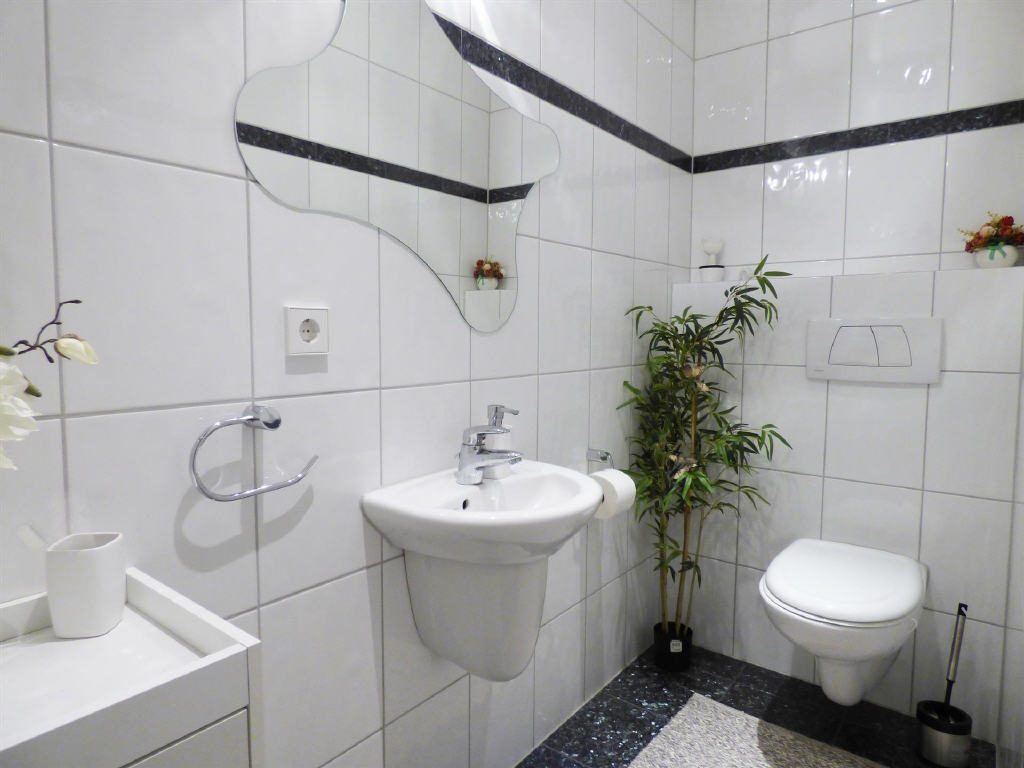 Neuwertige 3-Zi-ETW  mit Tiefgarage in zentraler Lage — Gäste-WC