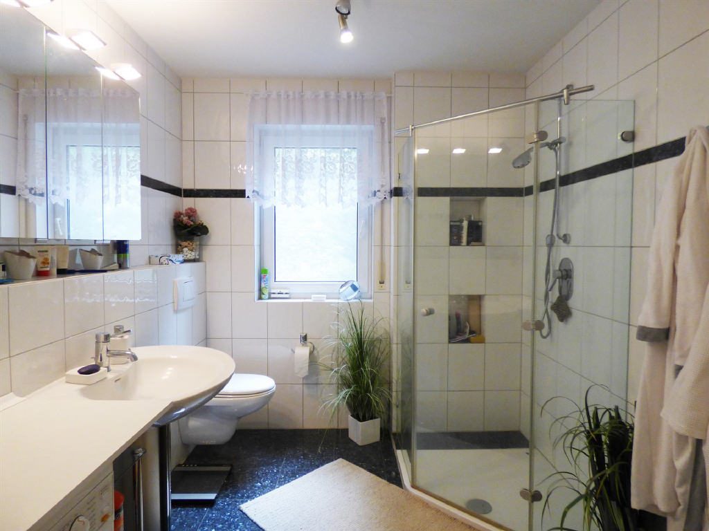 Neuwertige 3-Zi-ETW  mit Tiefgarage in zentraler Lage — Badezimmer