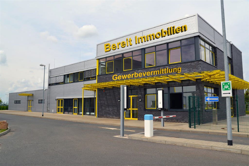 Günstig gelegenes Bürogebäude mit Lagerhallen — Bereit Immobilien