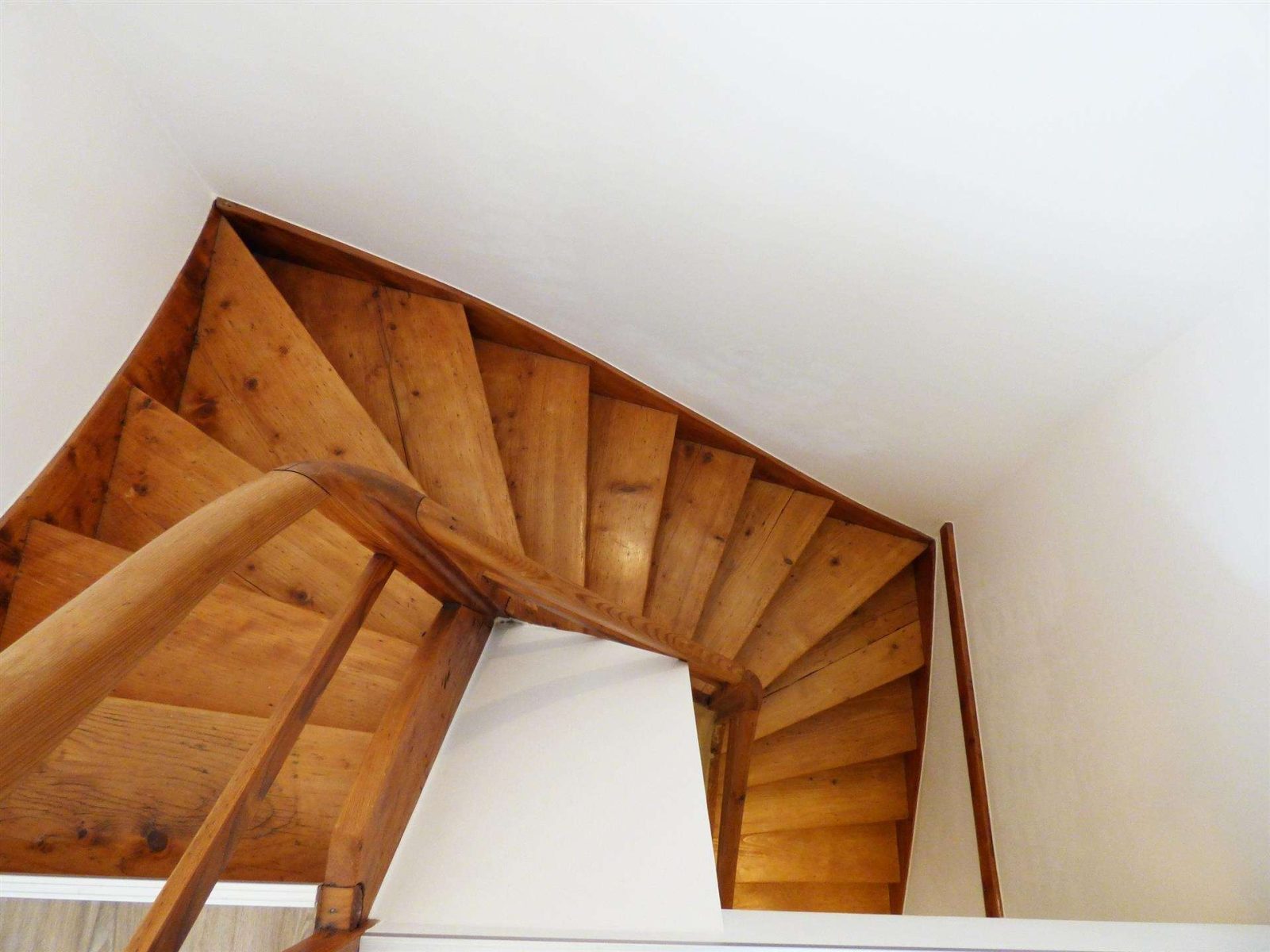 Sehr gepflegtes Mehrfamilienhaus in zentraler Lage — Treppe (maisonette-Wohnung)