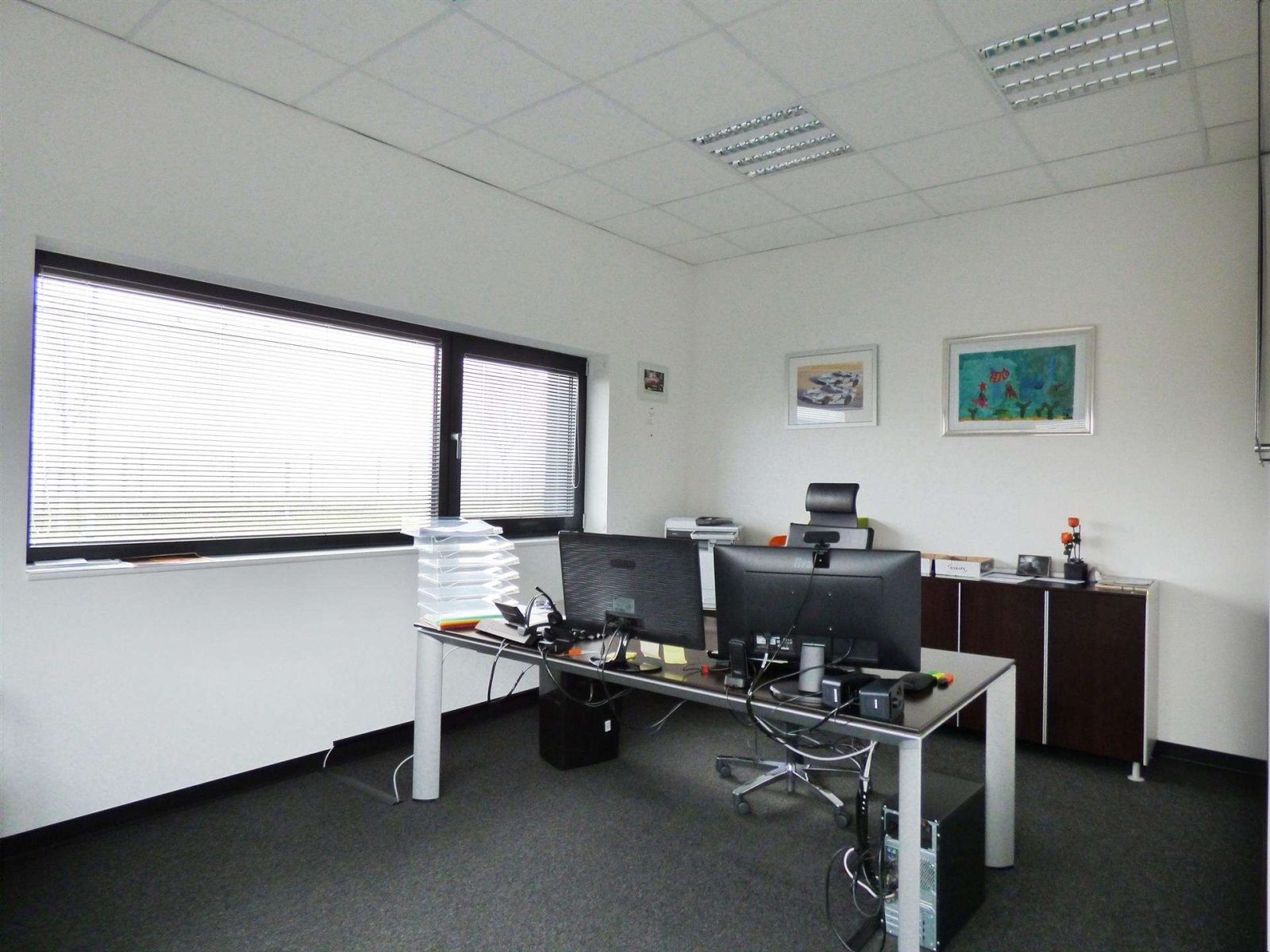 Neuwertiges Bürogebäude mit Halle — Büro II