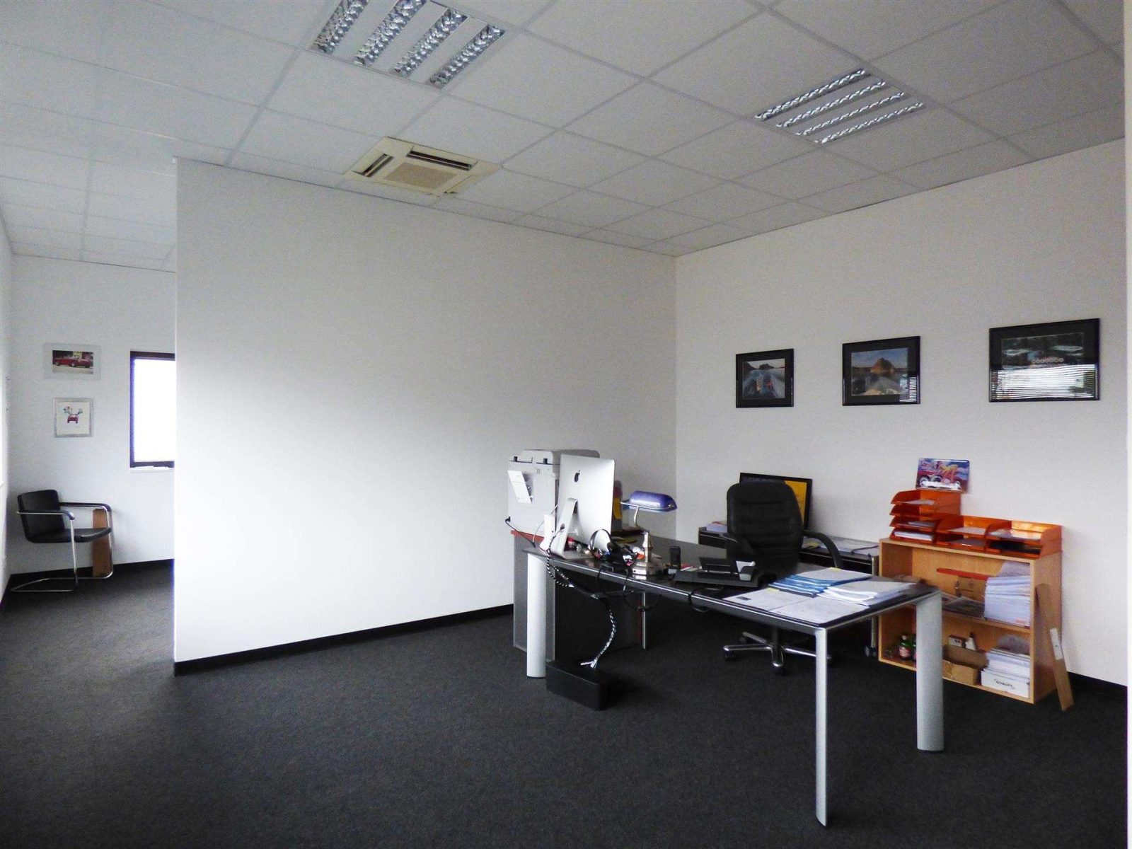 Neuwertiges Bürogebäude mit Halle — Büro III