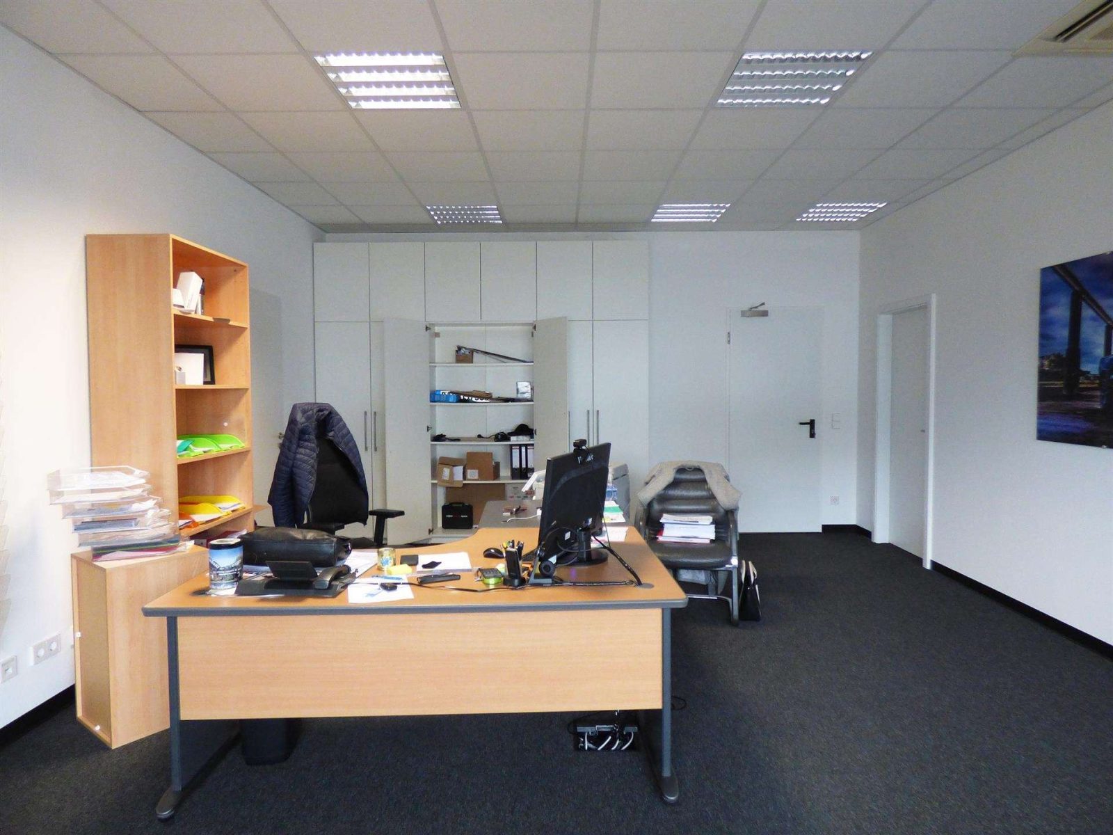 Neuwertiges Bürogebäude mit Halle — Büro IV