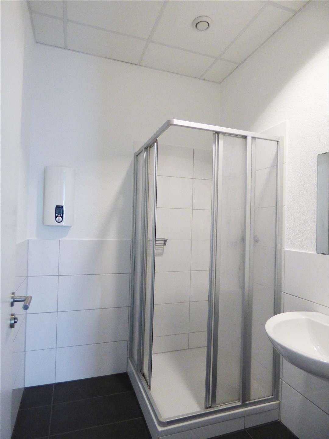 Neuwertiges Bürogebäude mit Halle — Dusche