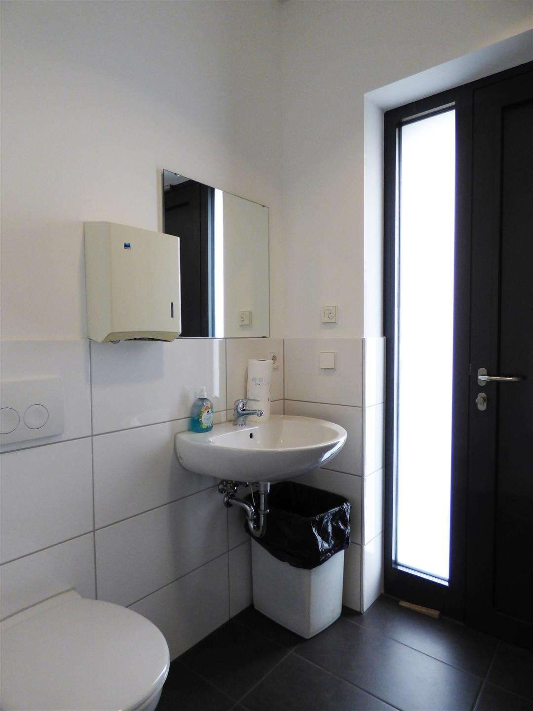 Neuwertiges Bürogebäude mit Halle — WC