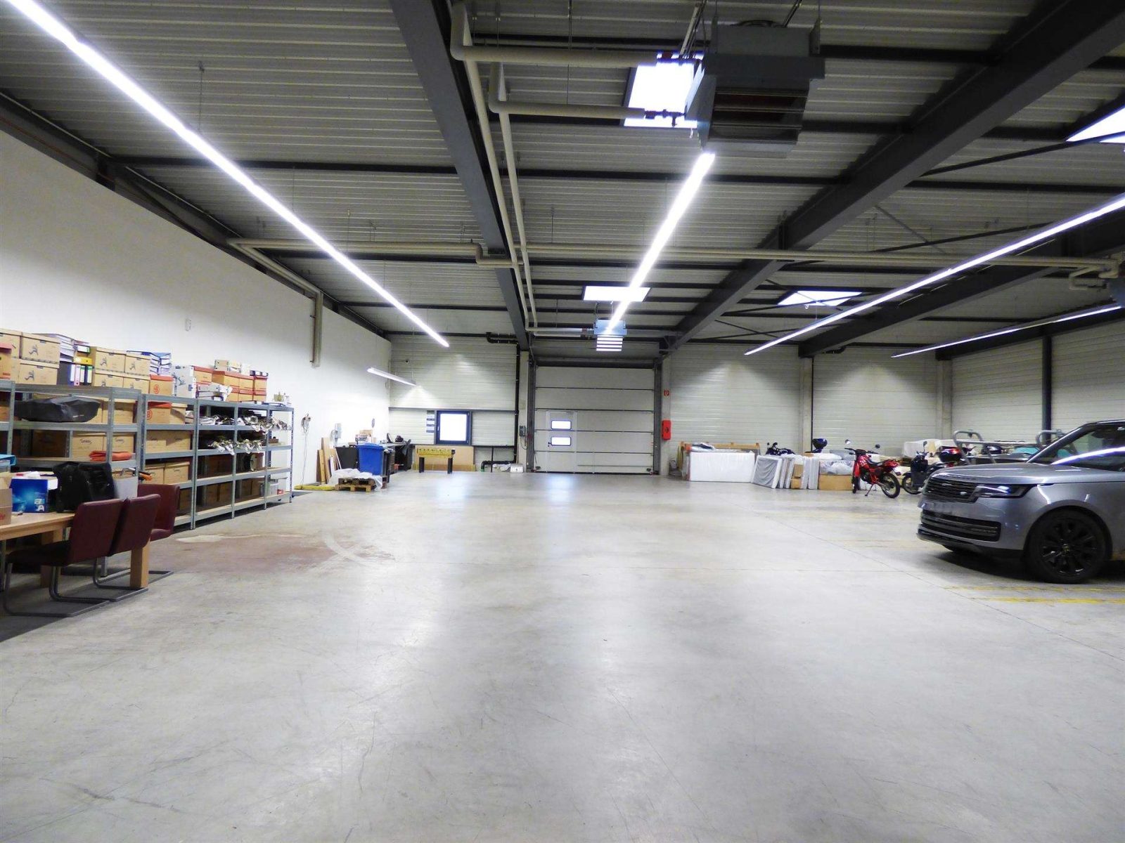 Neuwertiges Bürogebäude mit Halle — Halle