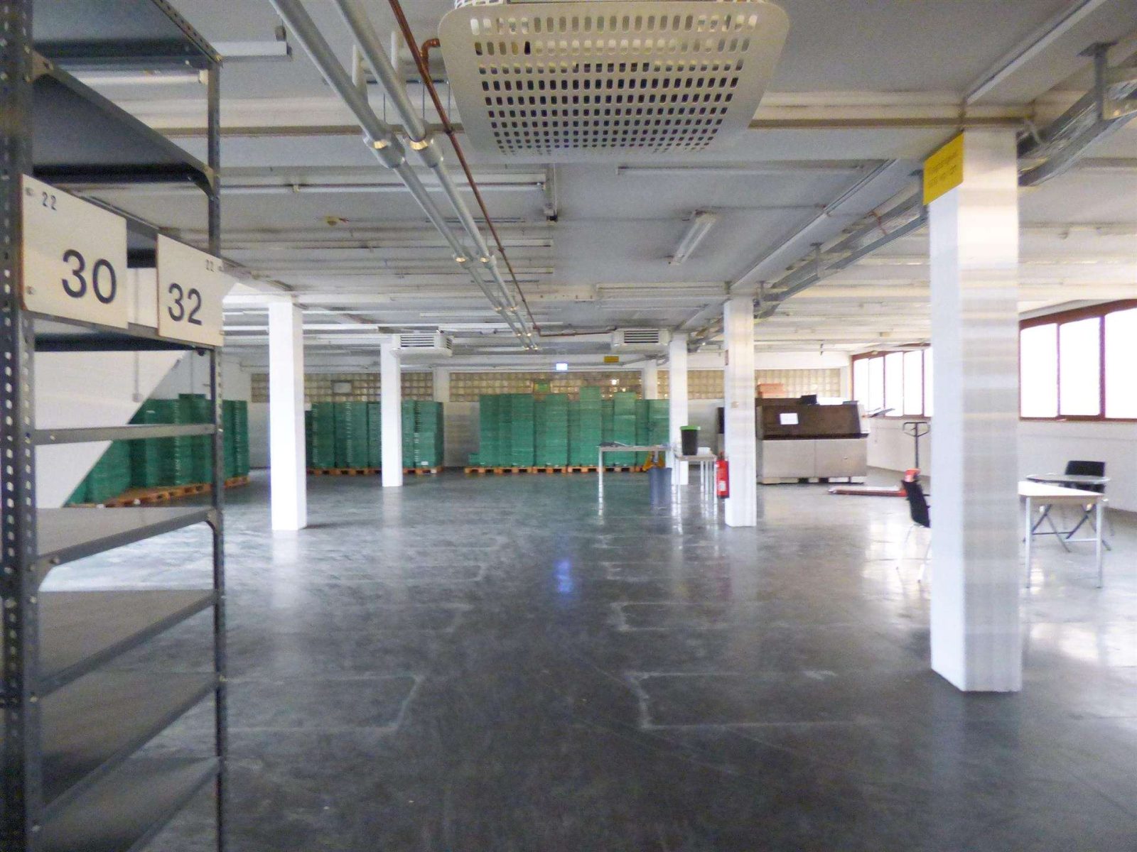 Günstig gelegenes Bürogebäude mit Lagerhallen — Halle