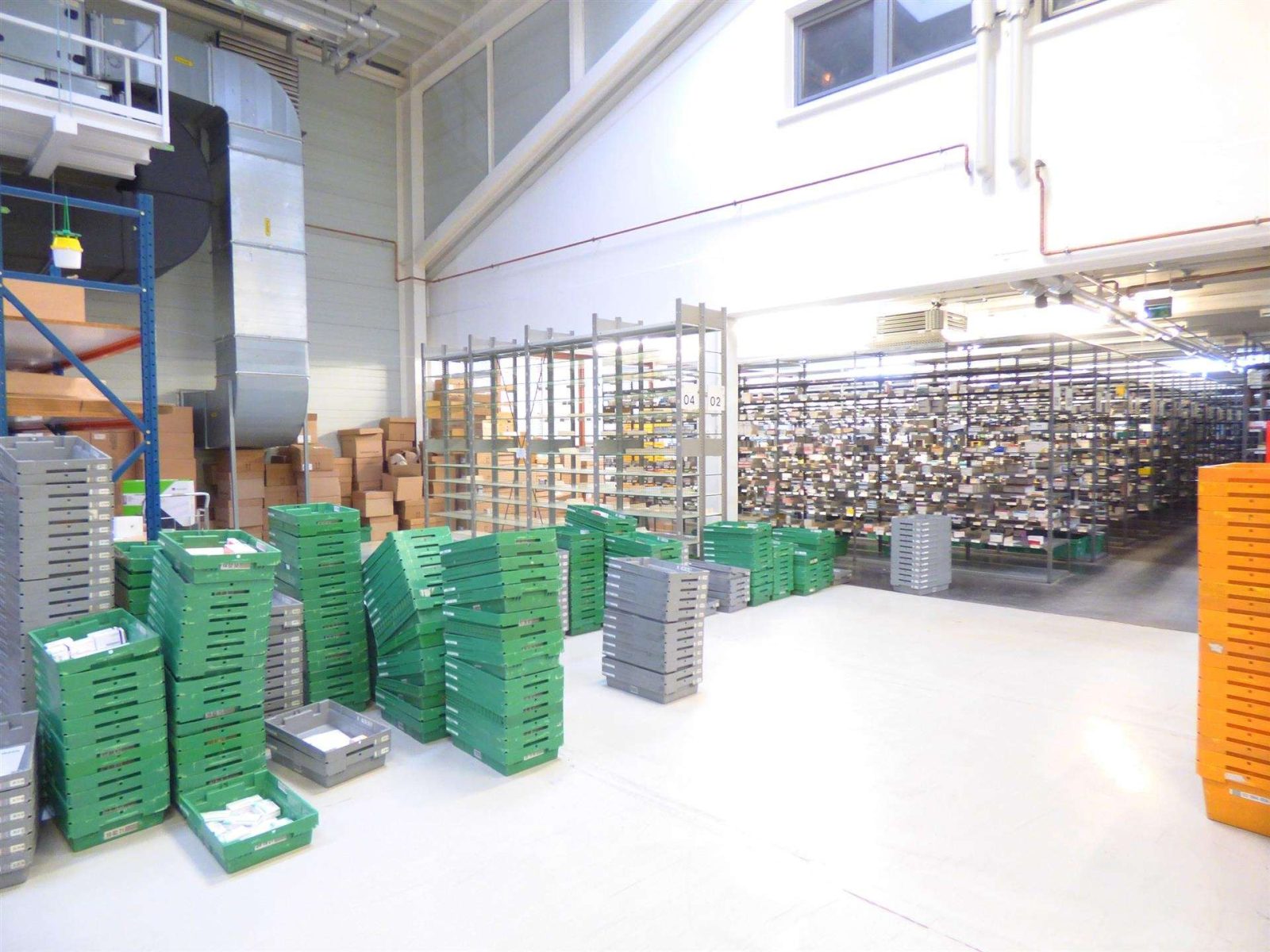 Günstig gelegenes Bürogebäude mit Lagerhallen — Halle