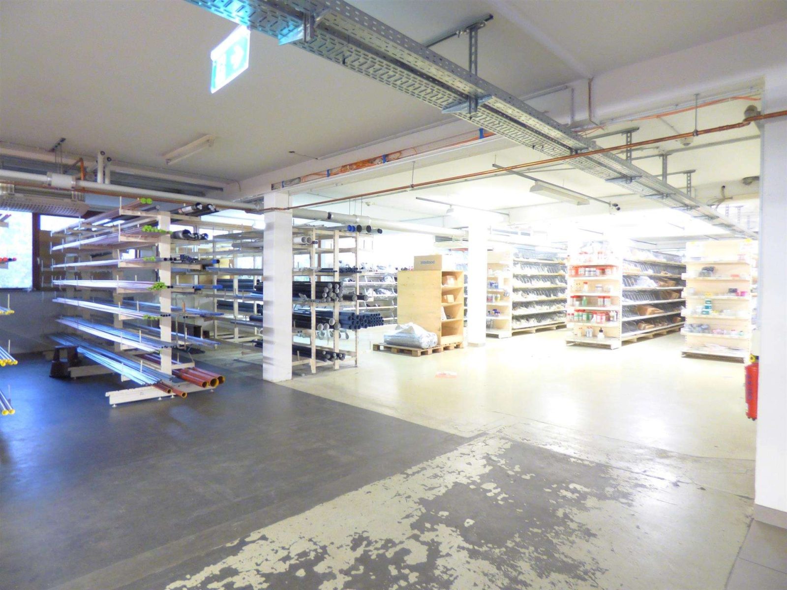 Günstig gelegenes Bürogebäude mit Lagerhallen — Halle II