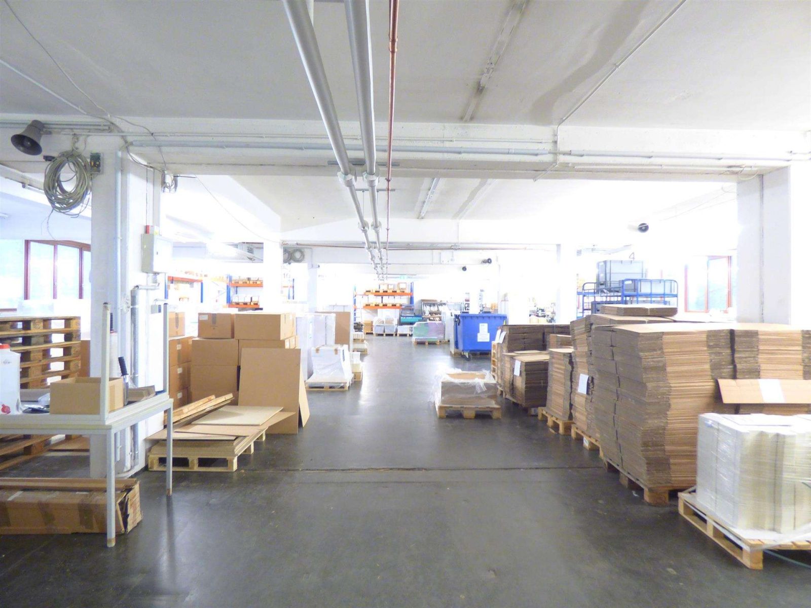 Günstig gelegenes Bürogebäude mit Lagerhallen — Halle III