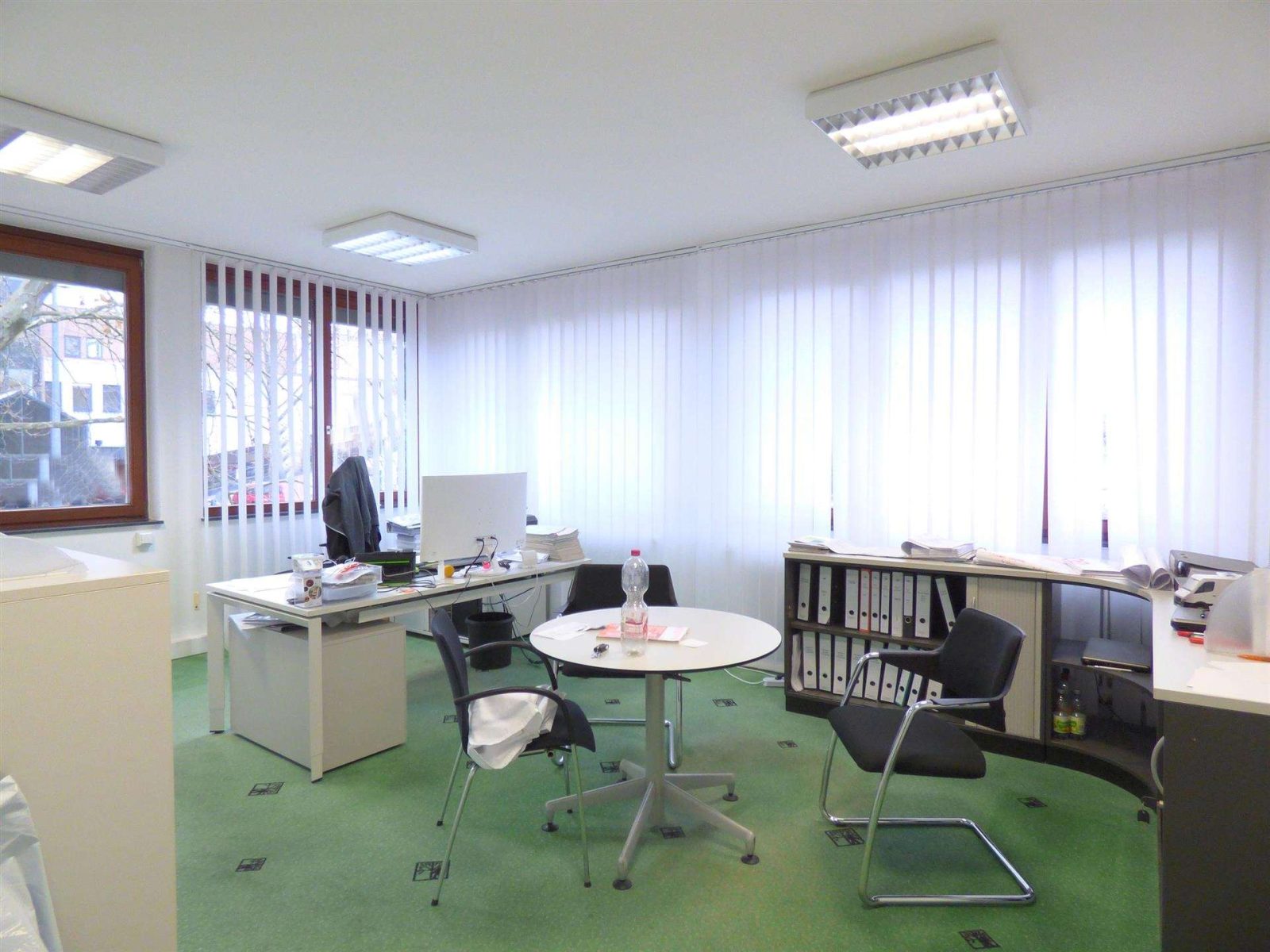 Günstig gelegenes Bürogebäude mit Lagerhallen — Büro I