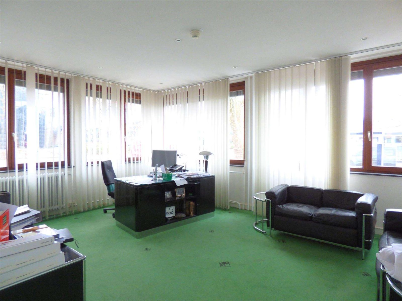 Günstig gelegenes Bürogebäude mit Lagerhallen — Büro II