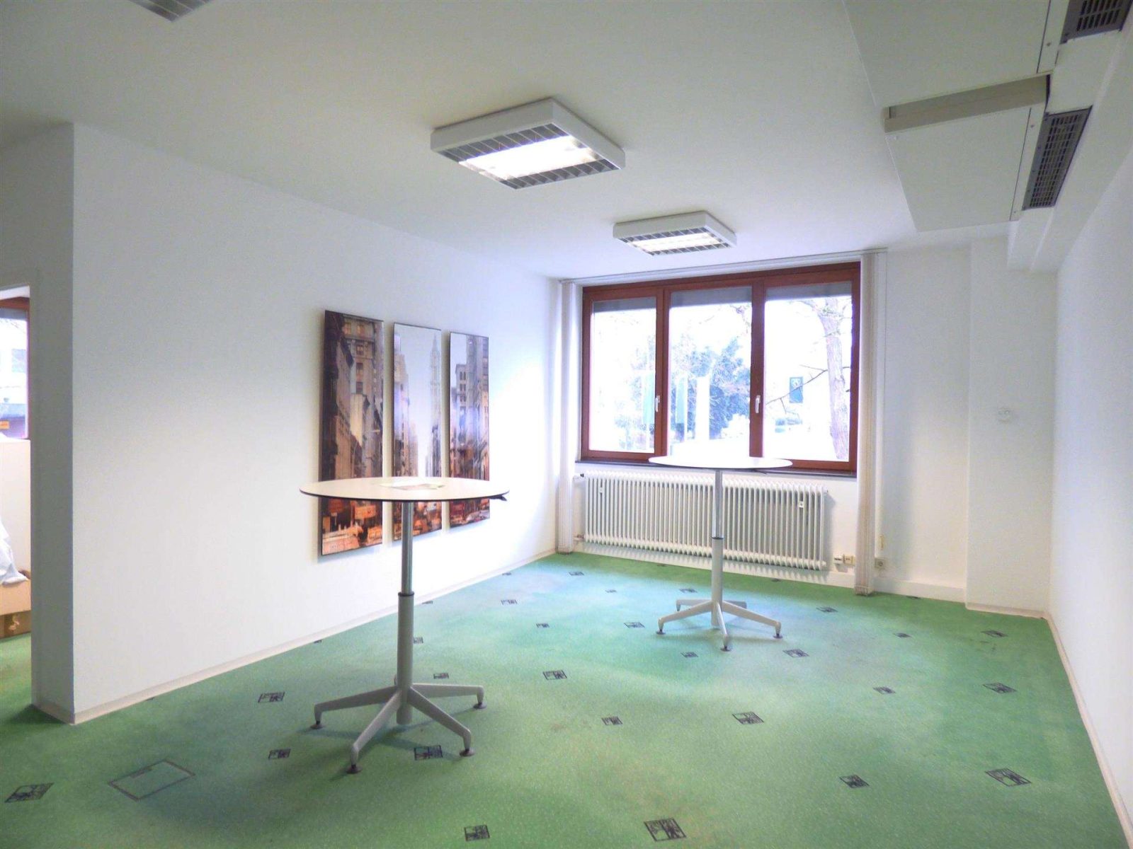 Günstig gelegenes Bürogebäude mit Lagerhallen — Seminarvorraum