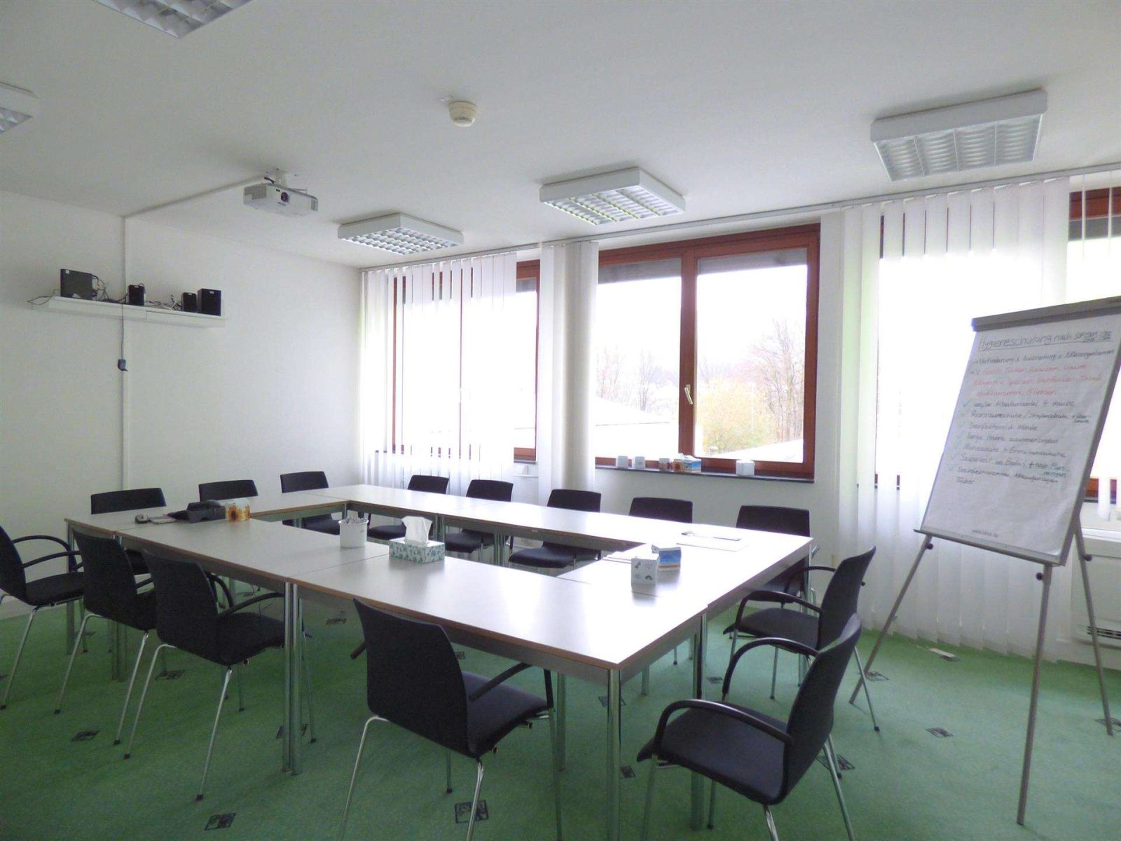 Günstig gelegenes Bürogebäude mit Lagerhallen — Seminarraum