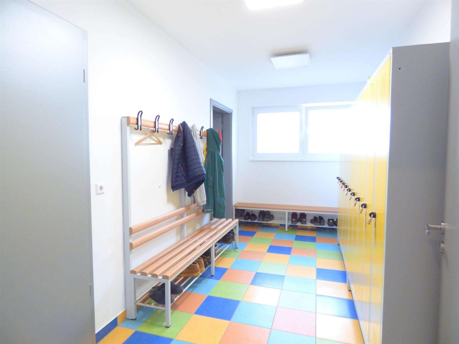 Modernes Bürogebäude mit Halle auf einem großflächigen Grundstück — Umkleide