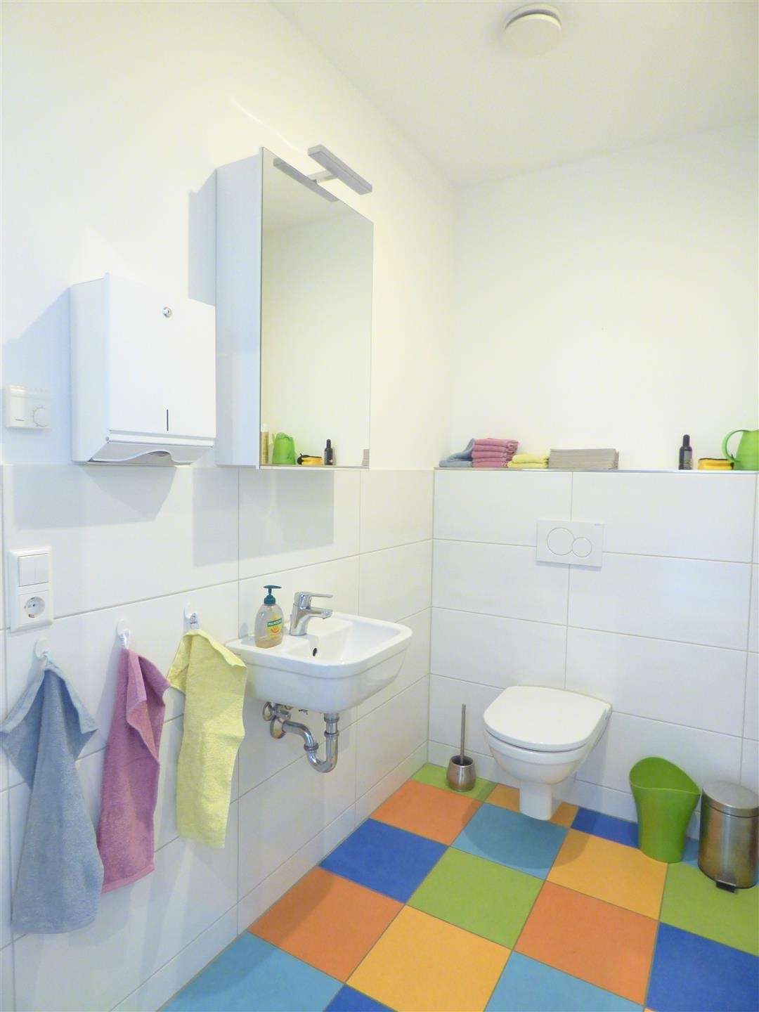 Modernes Bürogebäude mit Halle auf einem großflächigen Grundstück — WC-Damen