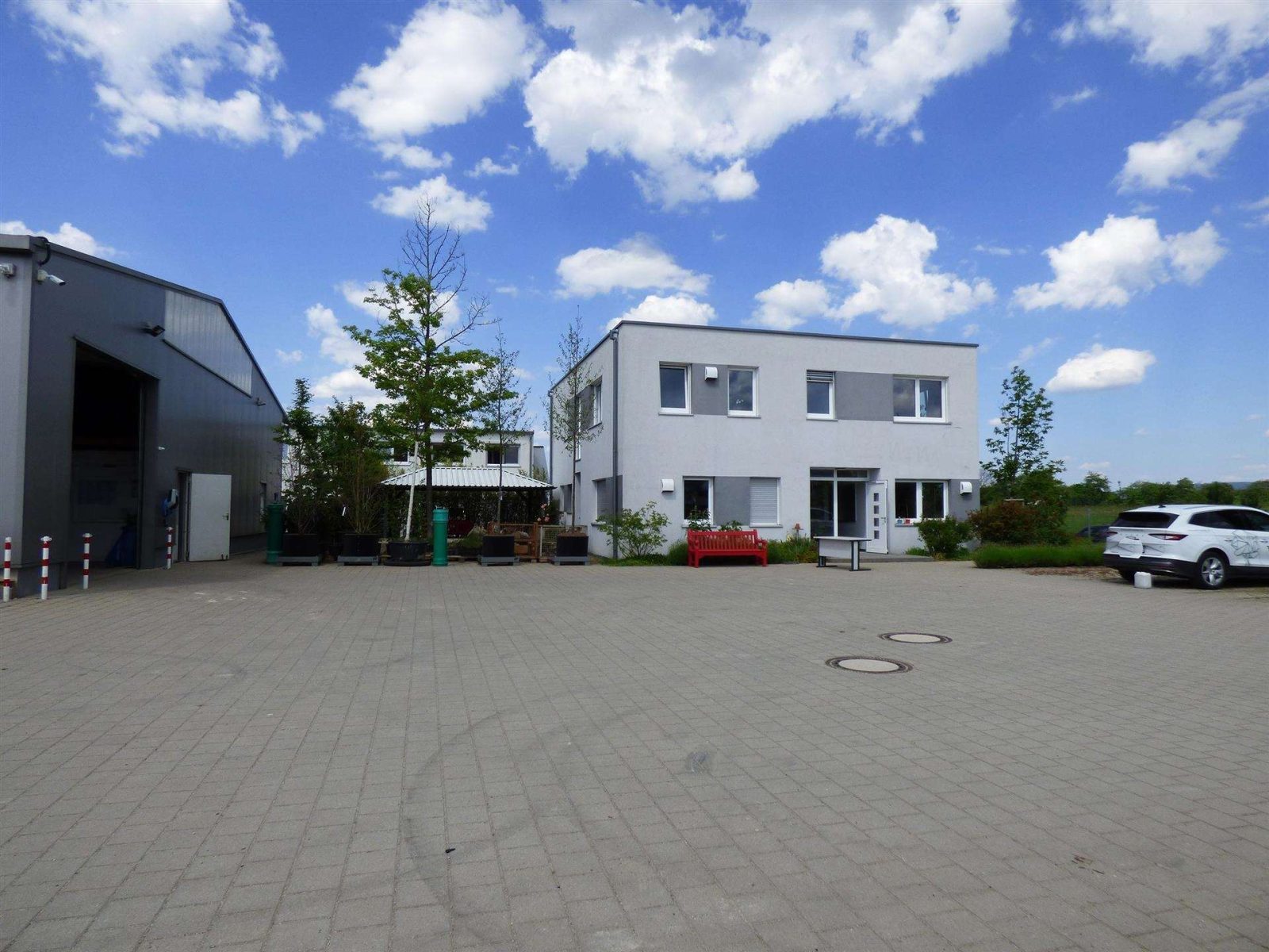 Modernes Bürogebäude mit Halle auf einem großflächigen Grundstück — Ansicht