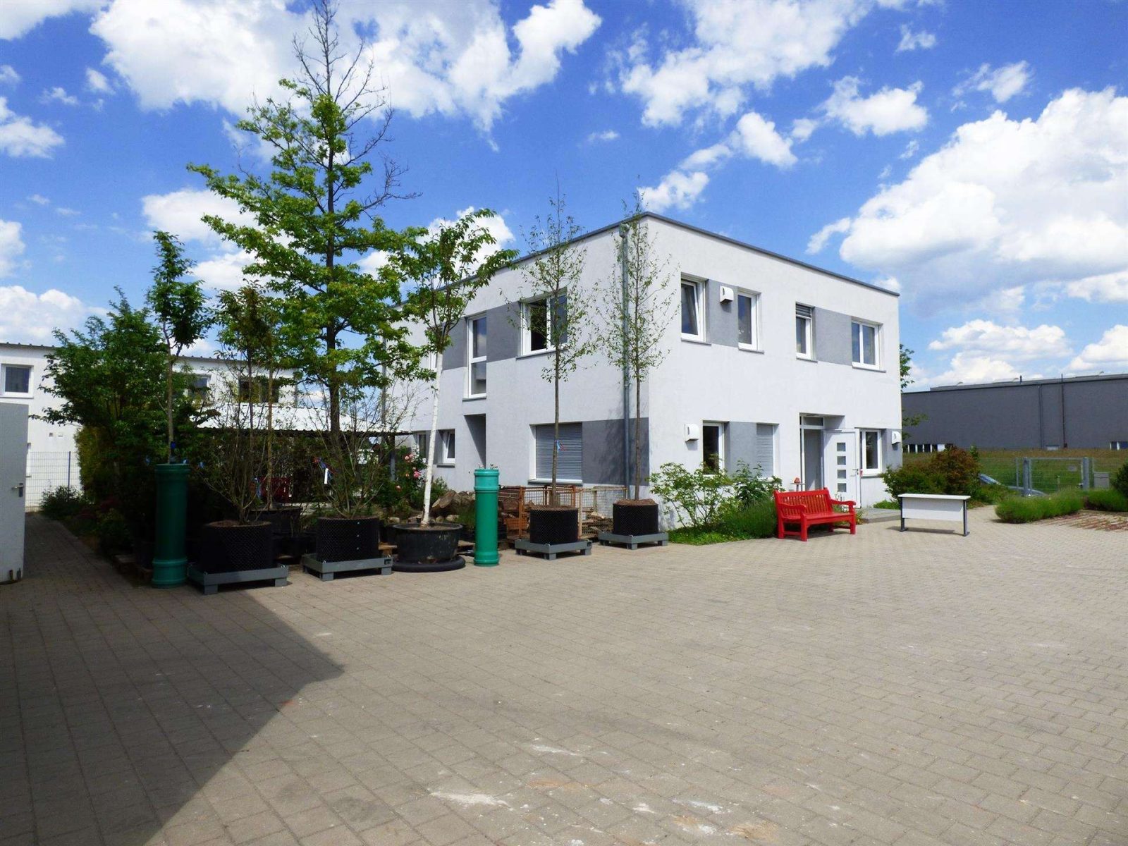 Modernes Bürogebäude mit Halle auf einem großflächigen Grundstück — Ansicht