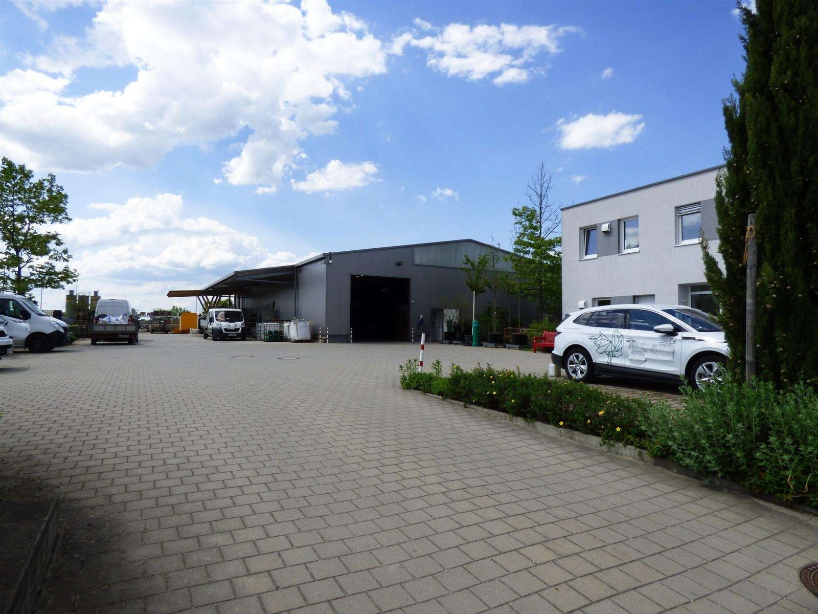 Modernes Bürogebäude mit Halle auf einem großflächigen Grundstück — Ansicht-Halle