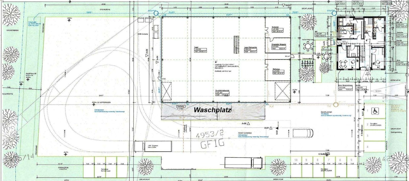 Modernes Bürogebäude mit Halle auf einem großflächigen Grundstück — Halle