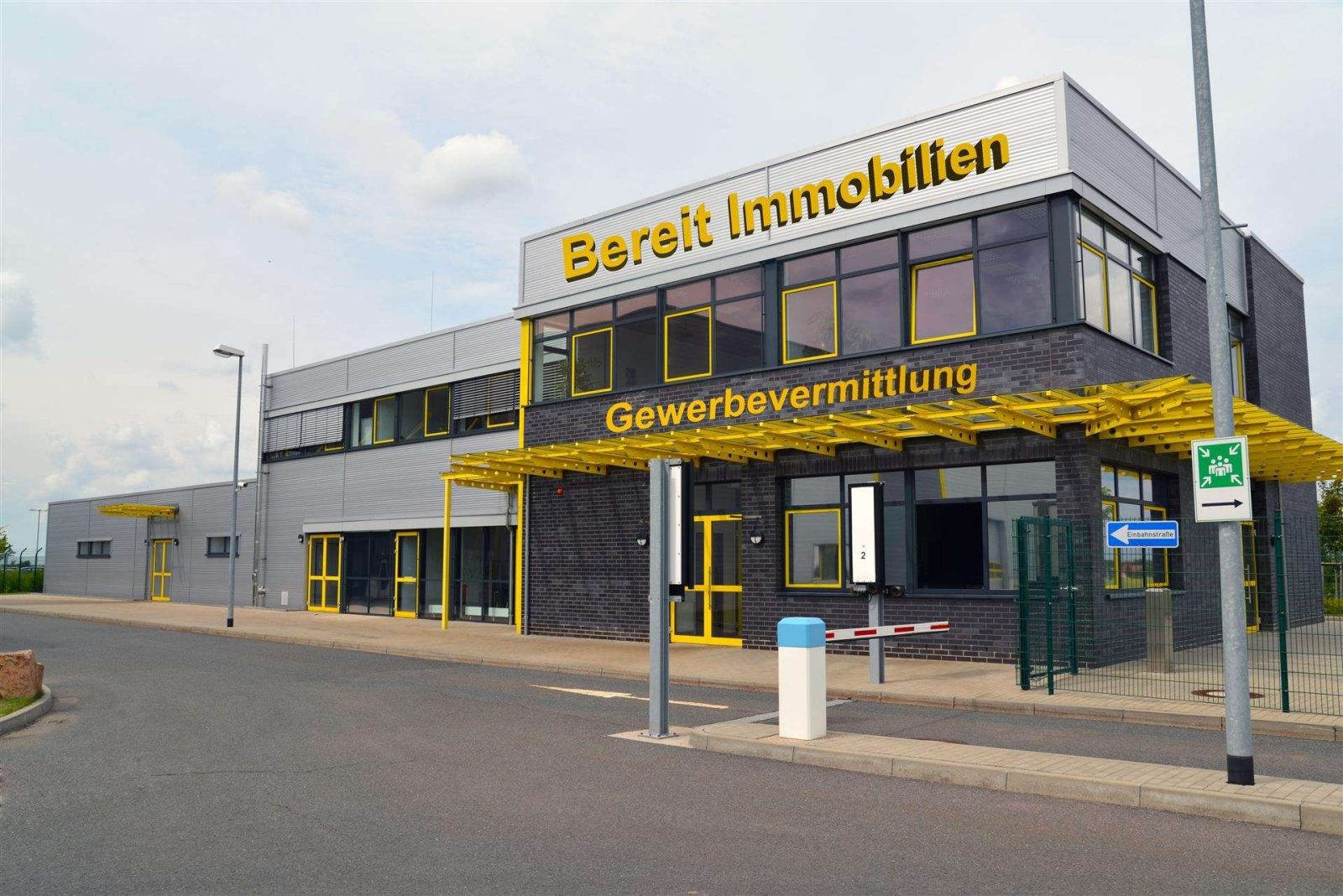 Modernes Bürogebäude mit Halle auf einem großflächigen Grundstück — Musterbild