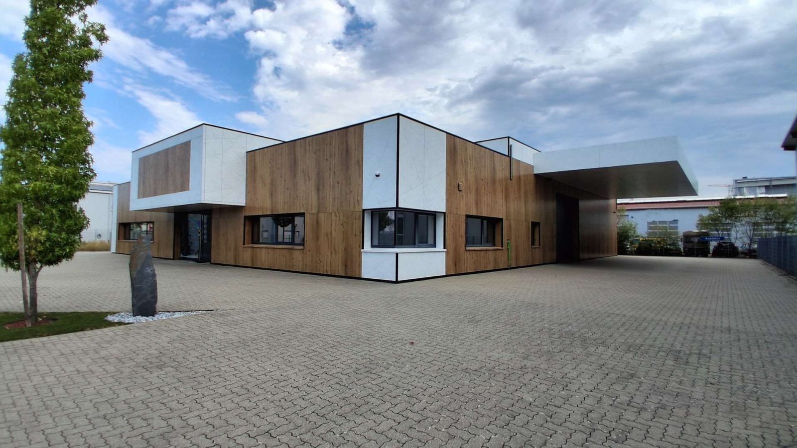 Modernes Bürogebäude mit Gewerbehalle – hochwertige Ausstattung & flexible Nutzung“ — Ansicht