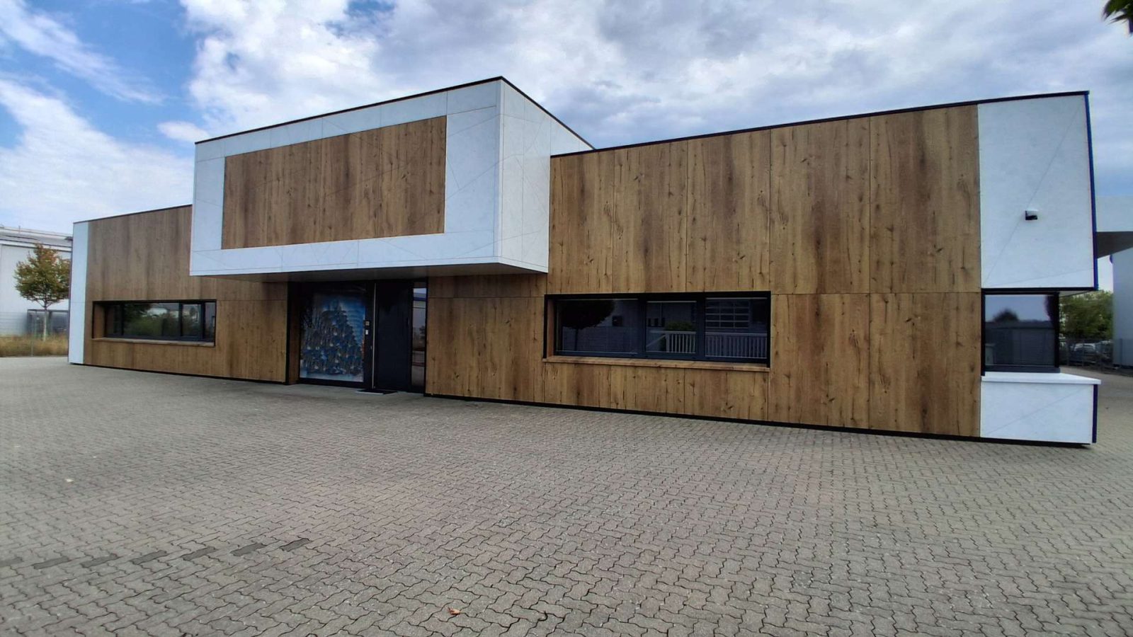 Modernes Bürogebäude mit Gewerbehalle – hochwertige Ausstattung & flexible Nutzung“ — Ansicht